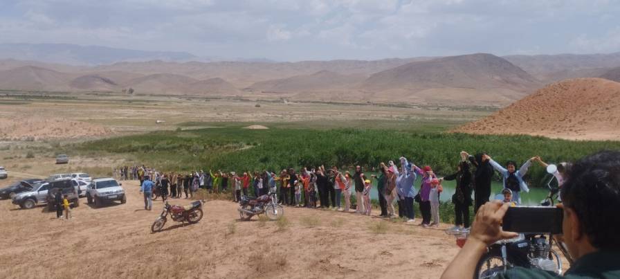 زنجیره انسانی فعالان محیط زیست در اطراف سی سر